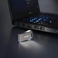 فلش مموری 32 گیگابایت سن دیسک مدل Ultra Luxe با رابط USB سه‌نقطه‌یک، بدنه فلزی و پشتیبانی از نرم‌افزار Secure Access