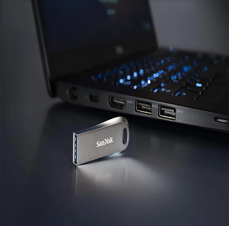 فلش مموری 32 گیگابایت سن دیسک مدل Ultra Luxe با رابط USB سه‌نقطه‌یک، بدنه فلزی و پشتیبانی از نرم‌افزار Secure Access