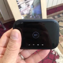 مودم قابل حمل آلکاتل مدل BT70 با پشتیبانی از 4.5G Cat7، سرعت دانلود تا 300Mbps و آپلود تا 100Mbps، وای‌فای دو بانده 2.4GHz و 5GHz با استاندارد 802.11a/b/g/n/ac، شارژدهی باتری تا 8 ساعت و اتصال همزمان 20 کاربر