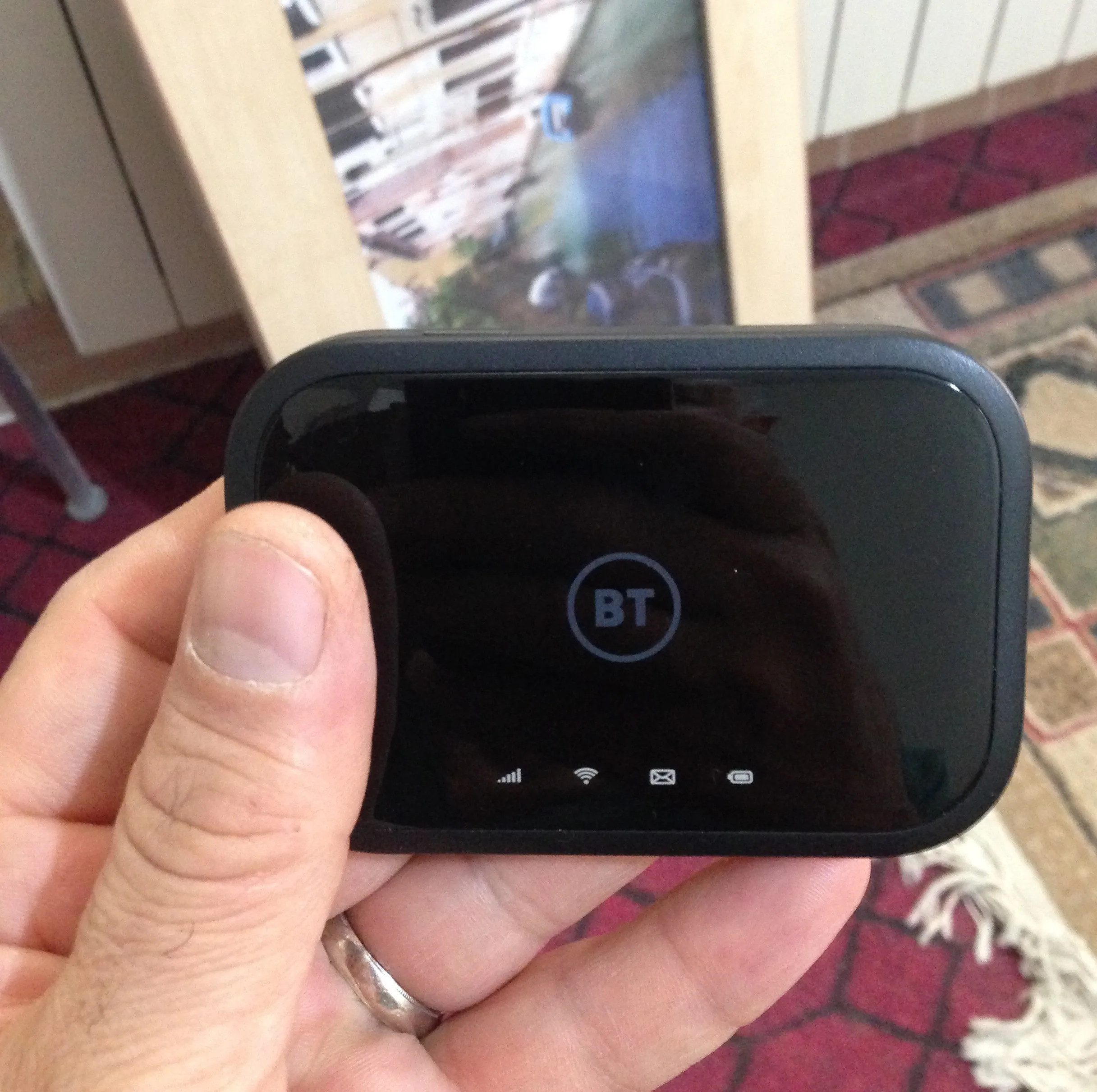 مودم قابل حمل آلکاتل مدل BT70 با پشتیبانی از 4.5G Cat7، سرعت دانلود تا 300Mbps و آپلود تا 100Mbps، وای‌فای دو بانده 2.4GHz و 5GHz با استاندارد 802.11a/b/g/n/ac، شارژدهی باتری تا 8 ساعت و اتصال همزمان 20 کاربر