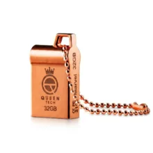 فلش مموری کوئین تک مدل MARVEL ظرفیت 32 گیگابایت رابط USB 2.0، بدنه فلزی مقاوم، طراحی فشرده با بند آویز، ضد آب و ضد شوک، سرعت انتقال 30 مگابایت بر ثانیه، سازگار با کامپیوتر، لپ‌تاپ، موبایل و تبلت