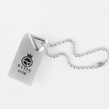 فلش مموری کوئین تک مدل GLINK ظرفیت 64 گیگابایت با رابط USB 2.0، بدنه فلزی مقاوم در برابر آب و ضربه، طراحی فشرده و زنجیر محافظ، سرعت انتقال 30 مگابایت بر ثانیه، سازگار با انواع سیستم‌عامل‌ها و دستگاه‌های USB