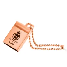 فلش مموری کوئین تک مدل MARVEL ظرفیت 32 گیگابایت رابط USB 2.0، بدنه فلزی مقاوم، طراحی فشرده با بند آویز، ضد آب و ضد شوک، سرعت انتقال 30 مگابایت بر ثانیه، سازگار با کامپیوتر، لپ‌تاپ، موبایل و تبلت