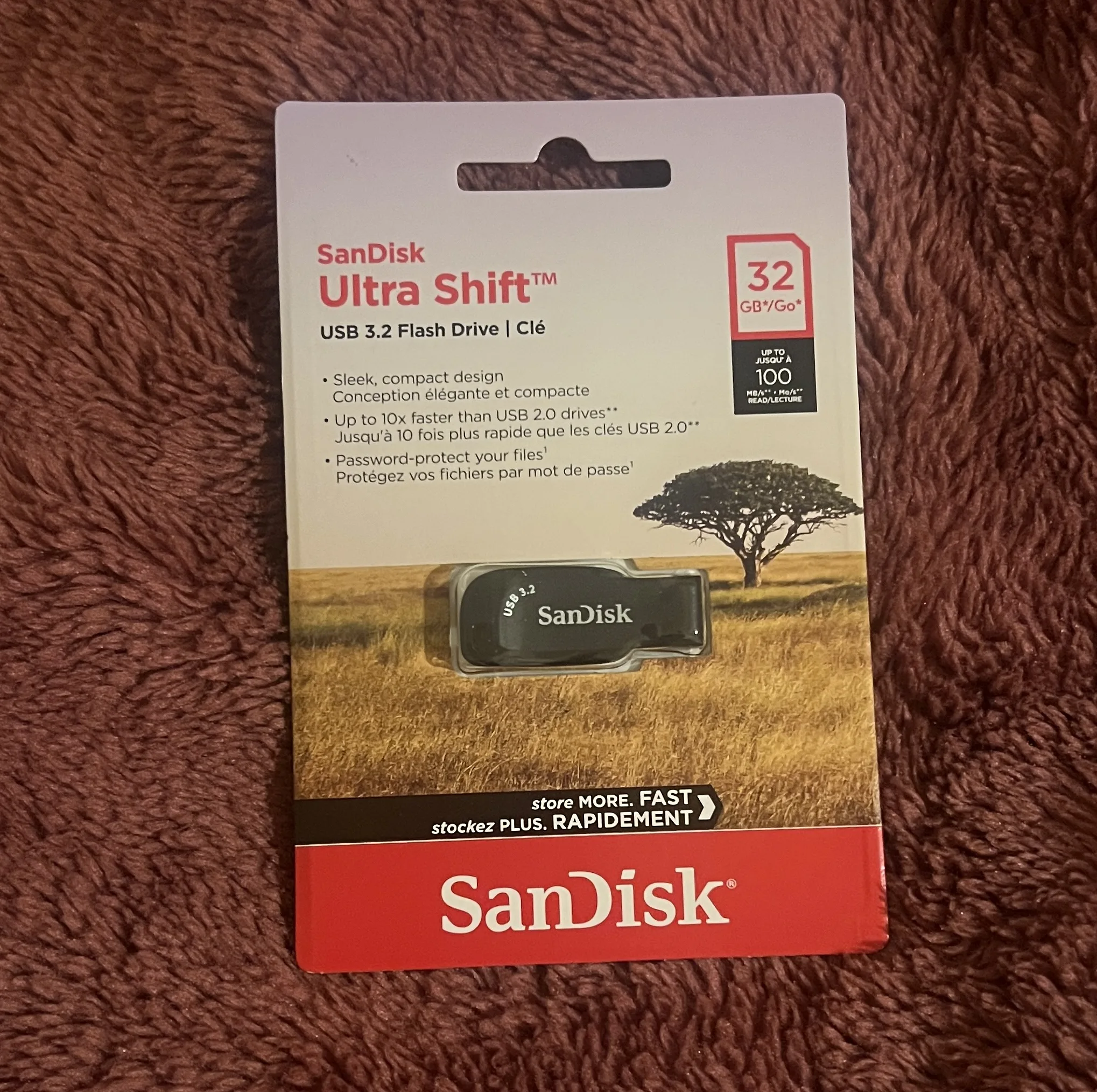 فلش مموری سن دیسک مدل Ultra Shift با ظرفیت 32 گیگابایت، رابط USB سهنقطهدو Gen1، سرعت انتقال 100 مگابایت بر ثانیه و بدنه مقاوم در برابر ضربه، خش و گرد و غبار