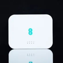 مودم رومیزی 4.5G ای ای مدل D412C57 با پشتیبانی از Cat7، سرعت دانلود 300Mbps و آپلود 100Mbps، وای فای دوبانده 802.11a/b/g/n/ac، اتصال همزمان 64 کاربر، دو پورت گیگابیتی و قابلیت اتصال آنتن خارجی