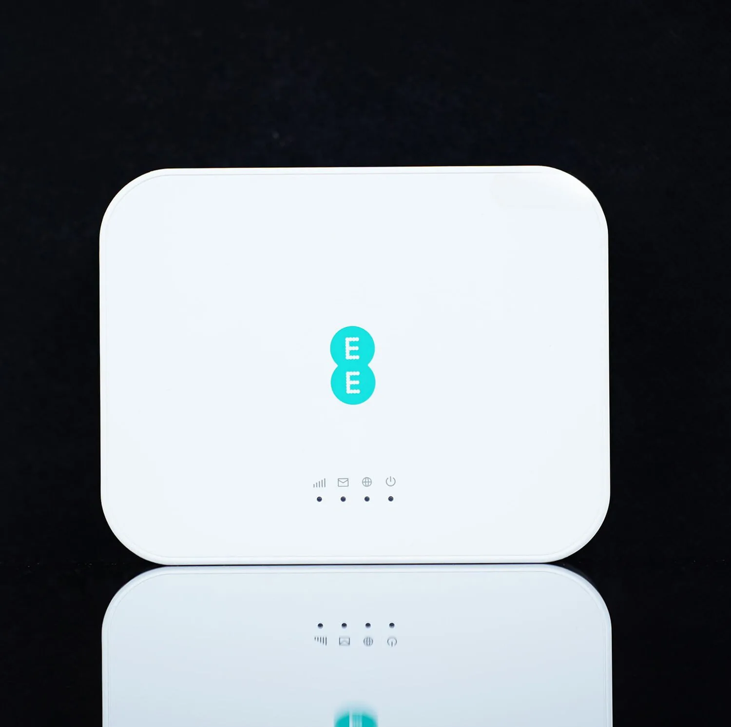 مودم رومیزی 4.5G ای ای مدل D412C57 با پشتیبانی از Cat7، سرعت دانلود 300Mbps و آپلود 100Mbps، وای فای دوبانده 802.11a/b/g/n/ac، اتصال همزمان 64 کاربر، دو پورت گیگابیتی و قابلیت اتصال آنتن خارجی