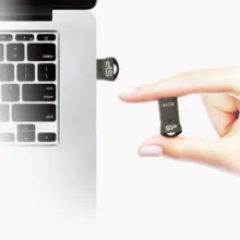 فلش مموری سیلیکون پاور مدل Touch T01 ظرفیت 64 گیگابایت حافظه مقاوم ضد آب، ضد شوک و گردوغبار با طراحی فشرده و فناوری COB، ابعاد کوچک و زنجیر محافظ، سازگار با USB 2.0 و انواع سیستم‌عامل‌ها