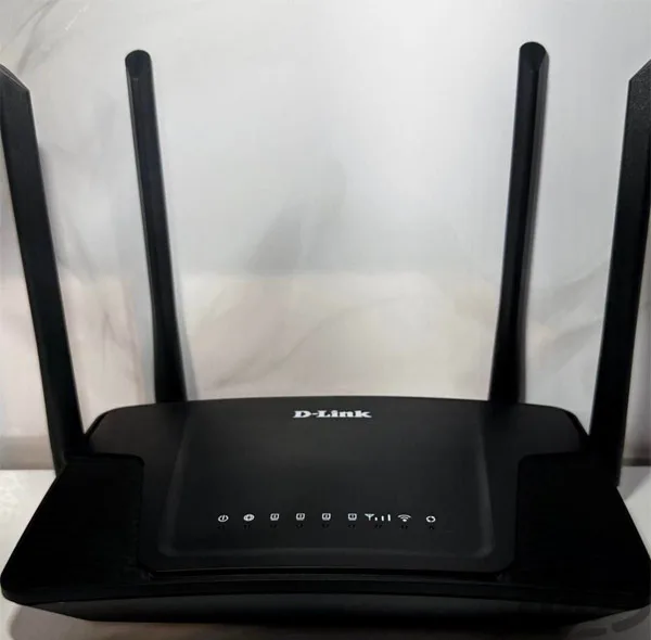مودم روتر بی‌سیم 4G LTE دی-لینک مدل DWR-M920 با پشتیبانی از سیم‌کارت 3G/4G، سرعت تا 150 مگابیت بر ثانیه، پوشش کامل منزل با 4 آنتن خارجی، اتصال همزمان تا 32 کاربر و پورت‌های LAN و WAN RJ-45