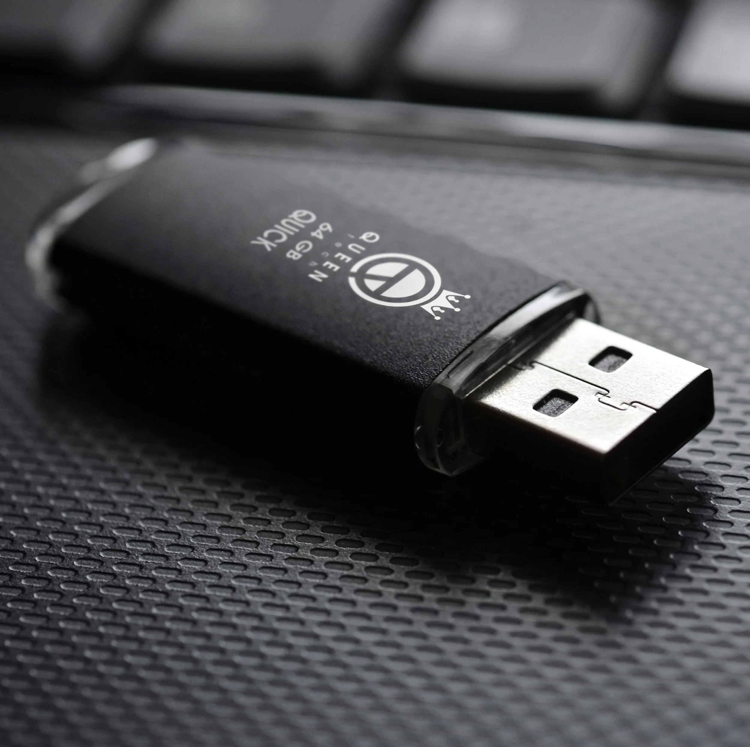 فلش مموری 64 گیگابایت کوئین تک مدل QUICK CPLUS با رابط USB 3.1 Gen1، بدنه فلزی درپوش‌دار، سرعت انتقال 15 مگابایت بر ثانیه و مبدل USB-C سازگار با موبایل، تبلت، کامپیوتر و تلویزیون