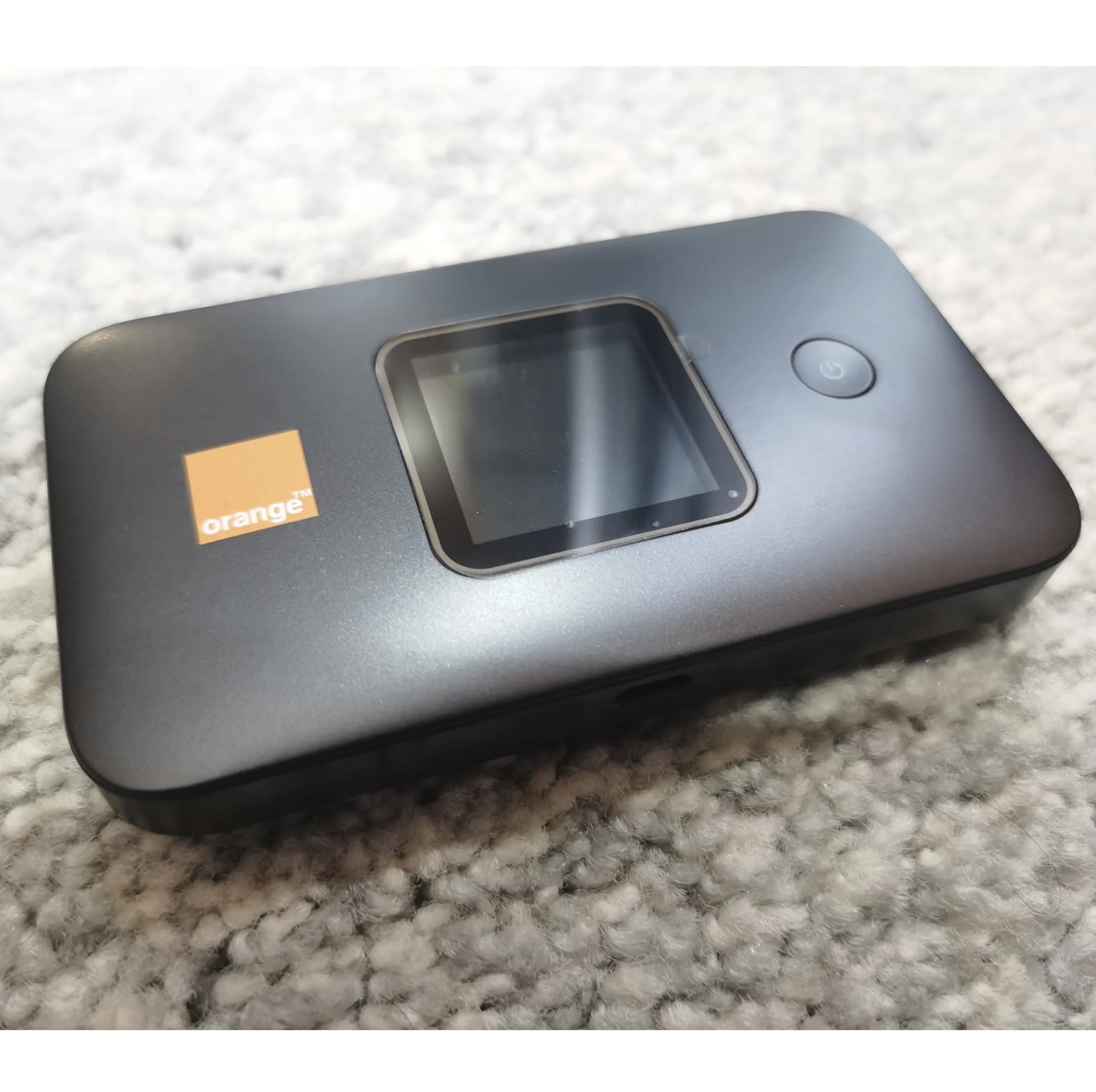 مودم همراه 4.5G ارنج مدل E5785-320 با پشتیبانی از TD-LTE و CAT6، سرعت دانلود تا 300Mbps، وای‌فای دو بانده 2.4 و 5 گیگاهرتز، اتصال همزمان 16 کاربر بی‌سیم و باتری 3000 میلی‌آمپر ساعت با شارژدهی تا 12 ساعت
