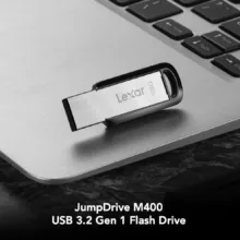 فلش مموری لکسار مدل M400 ظرفیت 128 گیگابایت رابط USB 3.0 مقاوم در برابر ضربه و سازگار با سیستم‌های PC و Mac