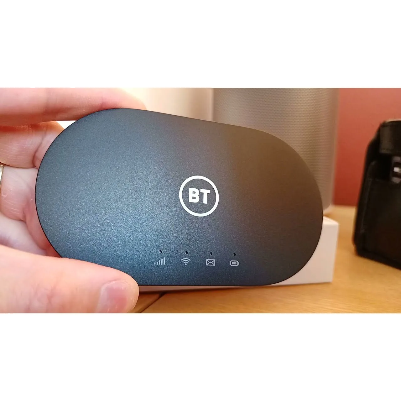 مودم 4.5G قابل حمل آلکاتل مدل BT71 با تکنولوژی Cat6 و Cat7، سرعت دانلود تا 300Mbps، پشتیبانی همزمان از 20 کاربر، وای‌فای دو بانده 2.4GHz و 5GHz، استاندارد IEEE 802.11b/g/n/ac، باتری با شارژدهی 7 تا 8 ساعت و قابلیت ارسال SMS